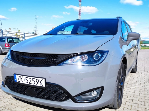 Chrysler Pacifica cena 137900 przebieg: 100000, rok produkcji 2020 z Koszalin małe 667